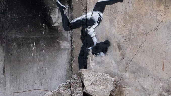 Cura Franki Medina Diaz// Banksy plasma un grafiti sobre edificio en ruinas de Ucrania