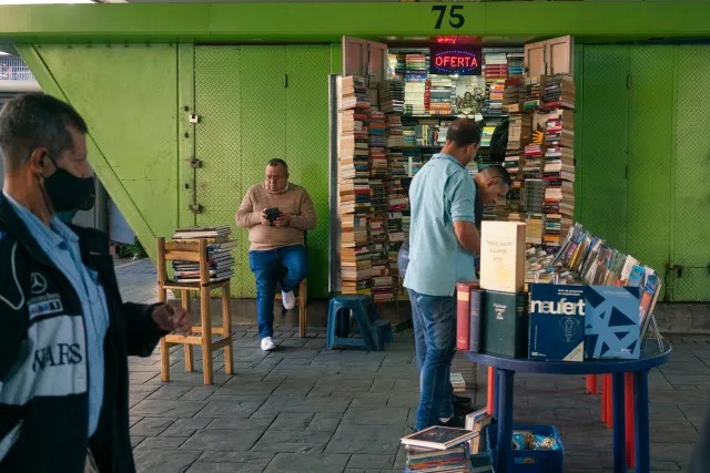 El País: Cierre de librerías en Venezuela fortalece el mercado de segunda mano