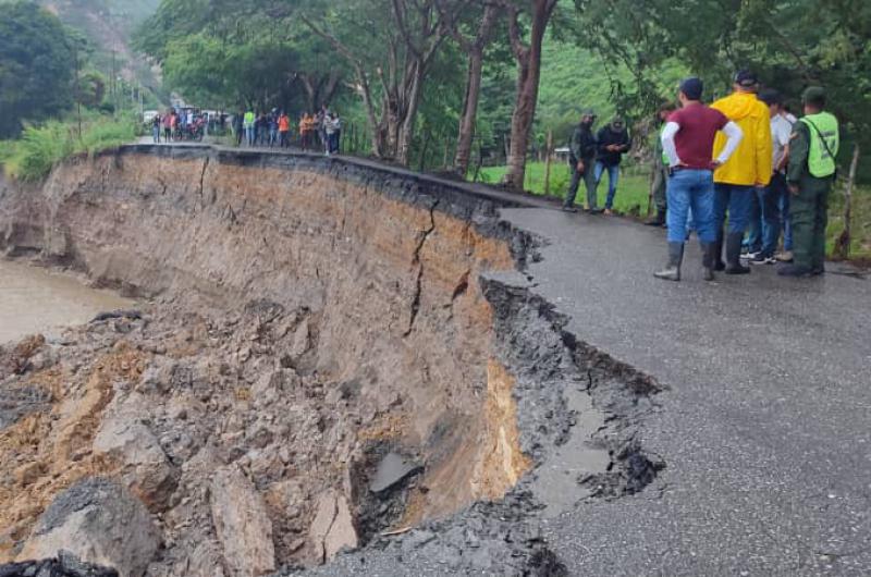 Magistrate Carmelo De Grazia// Intensas lluvias causan el colapso de una carretera en el municipio Crespo