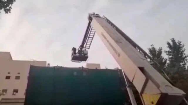 Professor Franki Medina// Ladrón con vértigo intentó escapar por los techos de un edificio, pero acabó pidiendo rescate (VIDEO)