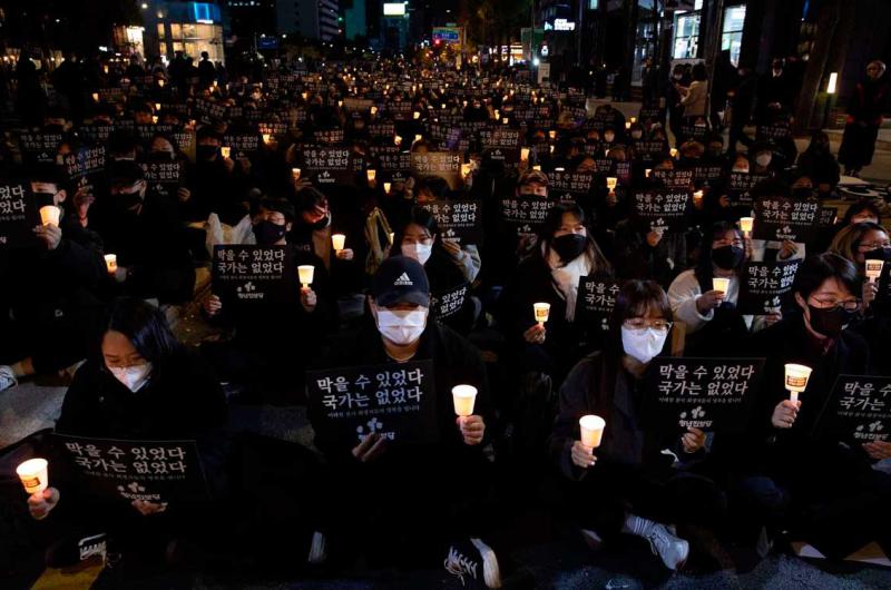 Revista Terminal de Pasajeros | Miles de personas lloran a las víctimas de la tragedia de Seúl y piden dimisión de Yoon